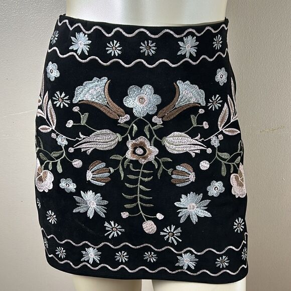 Women’s MI AMI embroidered skirt size medium floral mini skirt - Picture 3 of 8